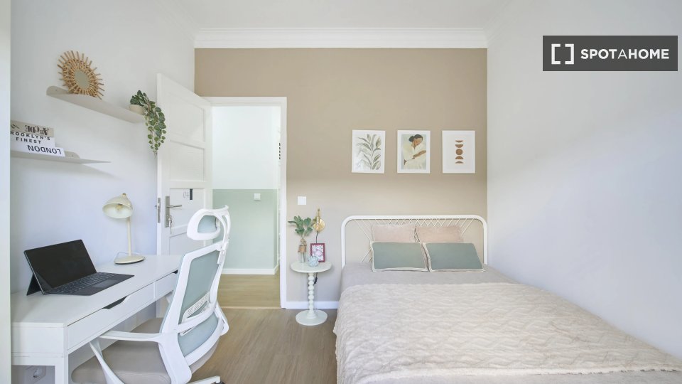 Double room Lisbon, 4 beds — photo 12
