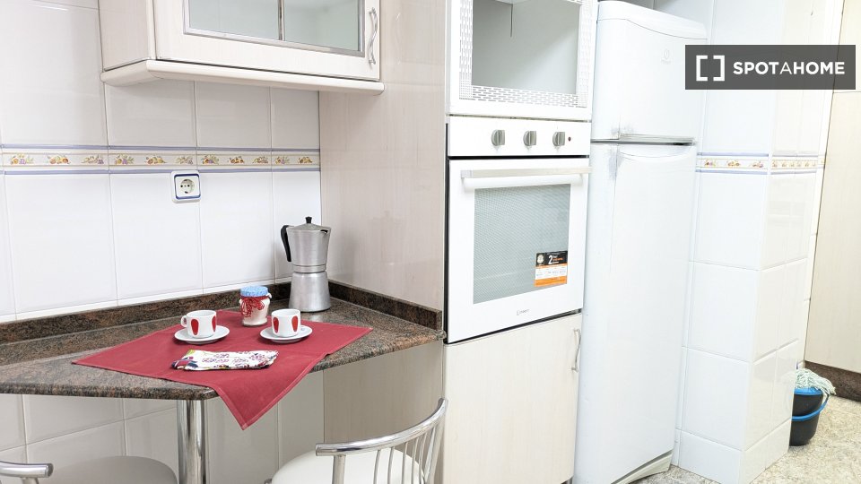 Stanza in un appartamento condiviso con 5 camere da letto in affitto a Morvedre. - in Valencia
