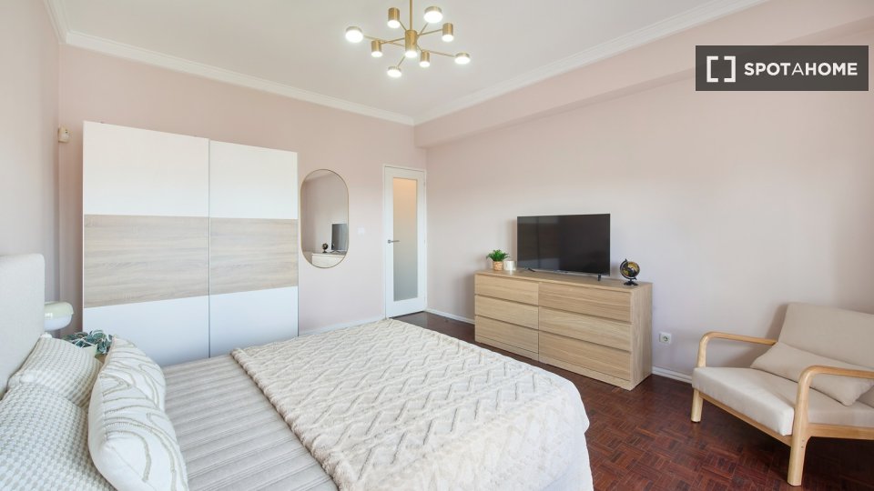 Double room Lisbon, 4 beds — photo 31