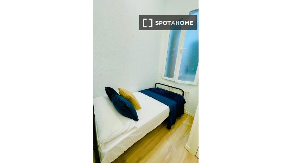 Double room Madrid, 12 beds, 185m² — photo 11