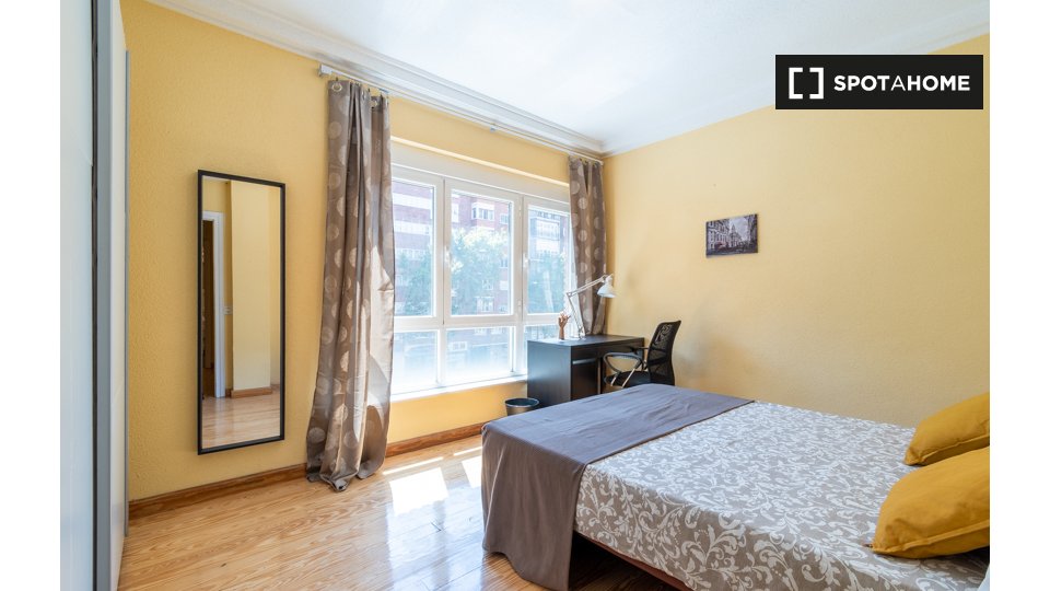 Double room Madrid, 5 beds, 120m² — photo 2