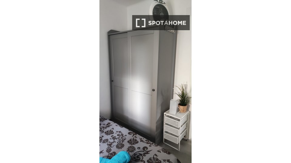 Se alquila habitación en piso compartido de 3 habitaciones en Llucmajor.