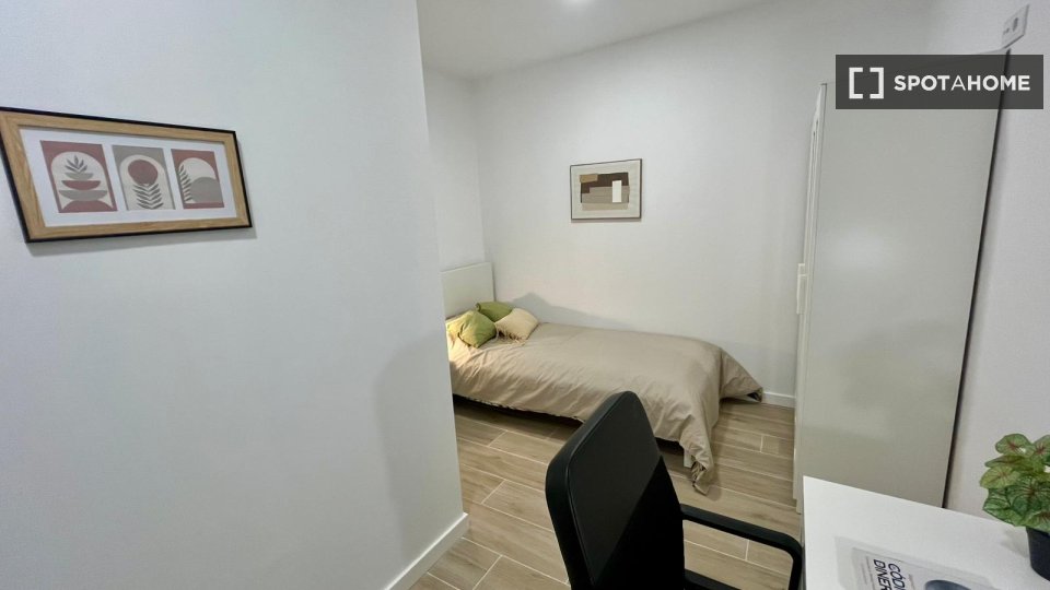 Double room Valencia, 3 beds, 17m² — photo 3
