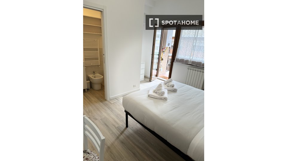Double room Rome, 3 beds, 90m² — photo 19