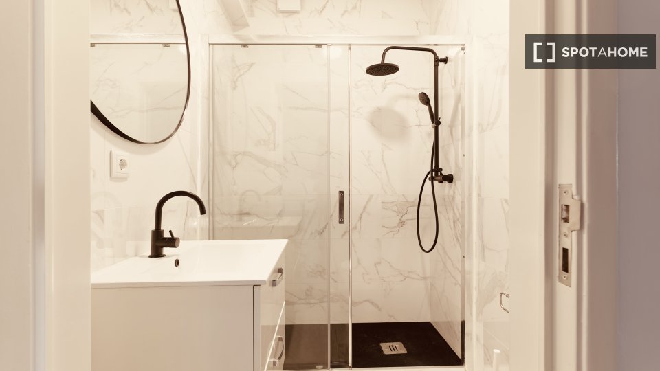 Double room Lisbon, 5 beds — photo 18