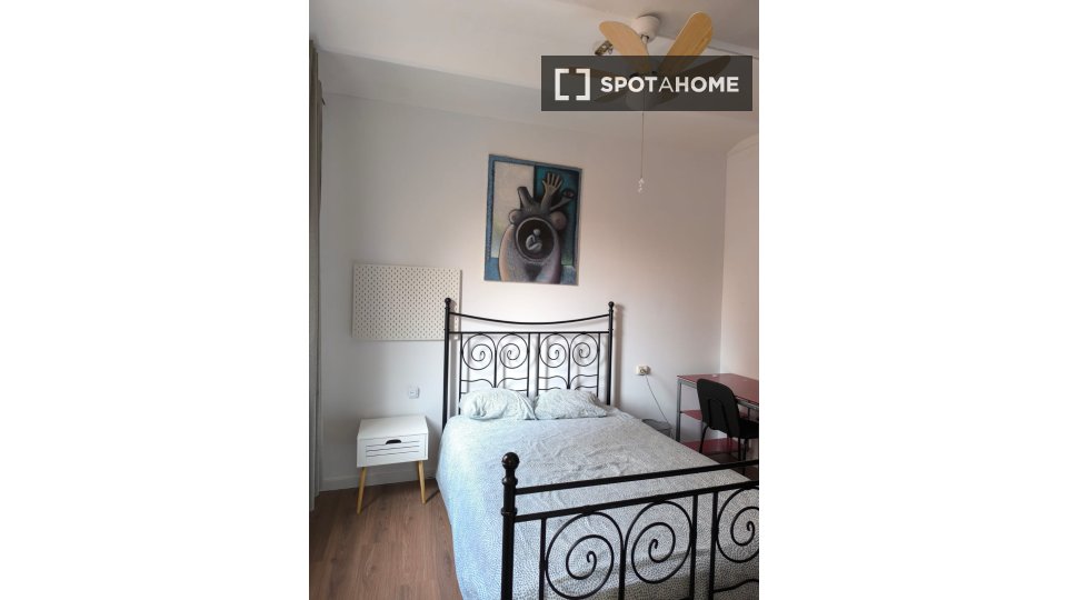 Double room Barcelona, 3 beds — photo 20