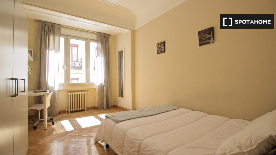 Double room Madrid, 6 beds, 140m² — photo 2