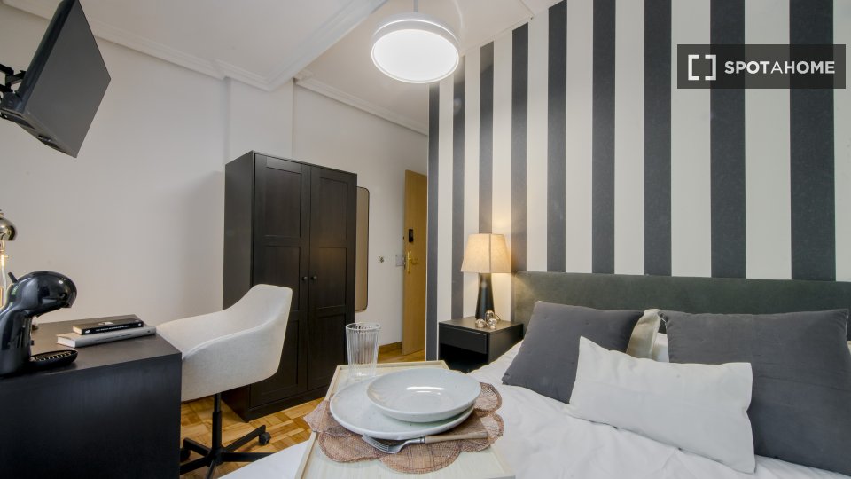 Double room Madrid, 6 beds, 100m² — photo 15