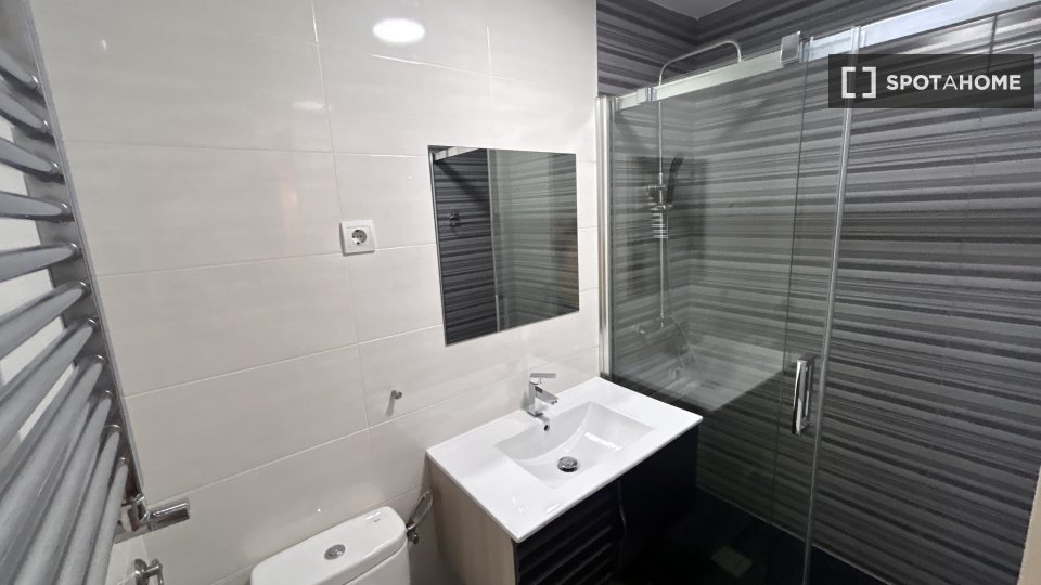 Double room Madrid, 5 beds, 85m² — photo 17