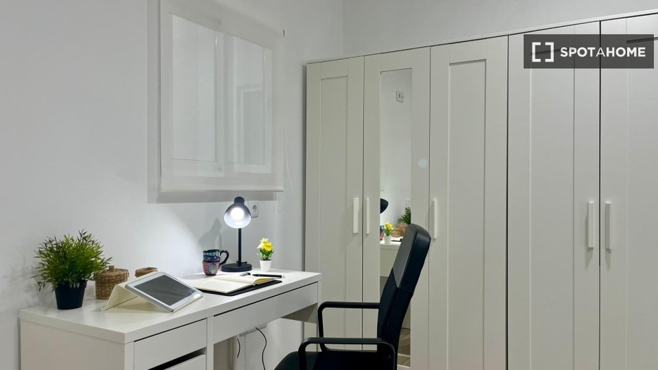 Double room Valencia, 3 beds, 17m² — photo 7