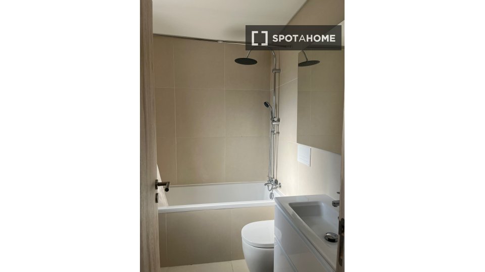 Double room Lisbon, 5 beds — photo 14