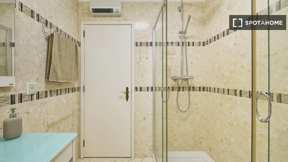 Double room Lisbon, 9 beds — photo 9