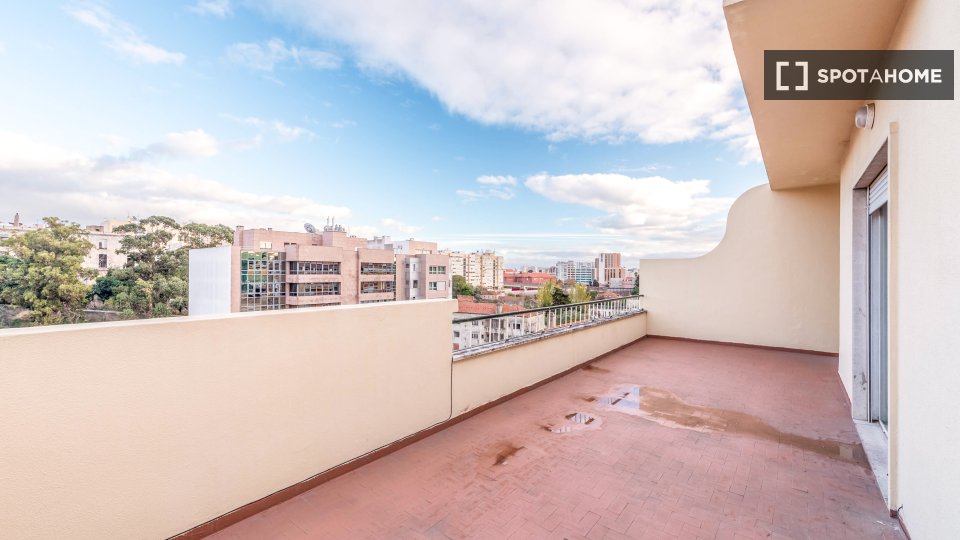 Double room Lisbon, 3 beds, 73m² — photo 18