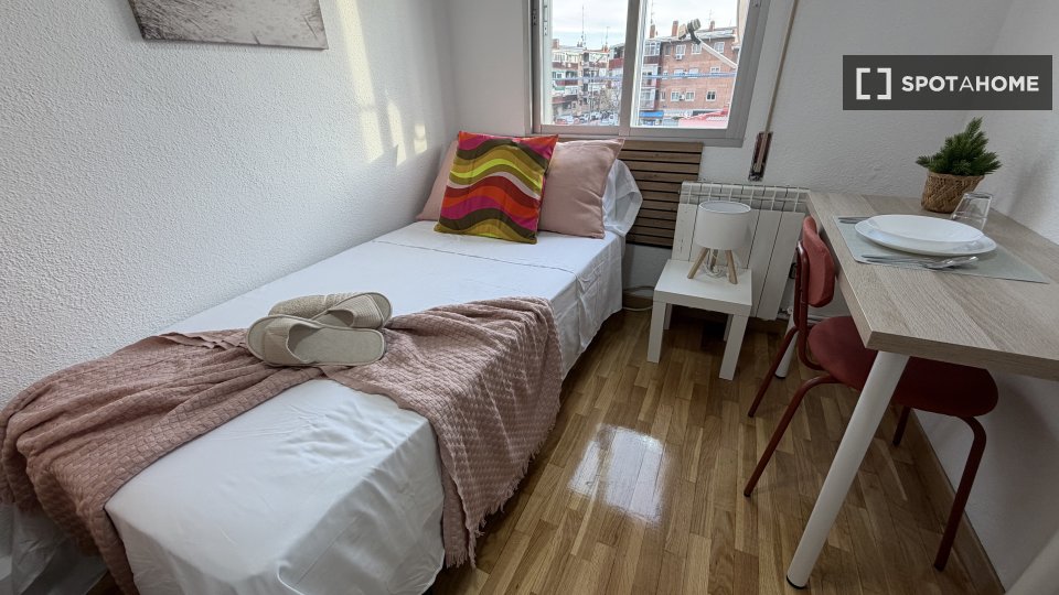 Double room Madrid, 4 beds, 80m² — photo 5