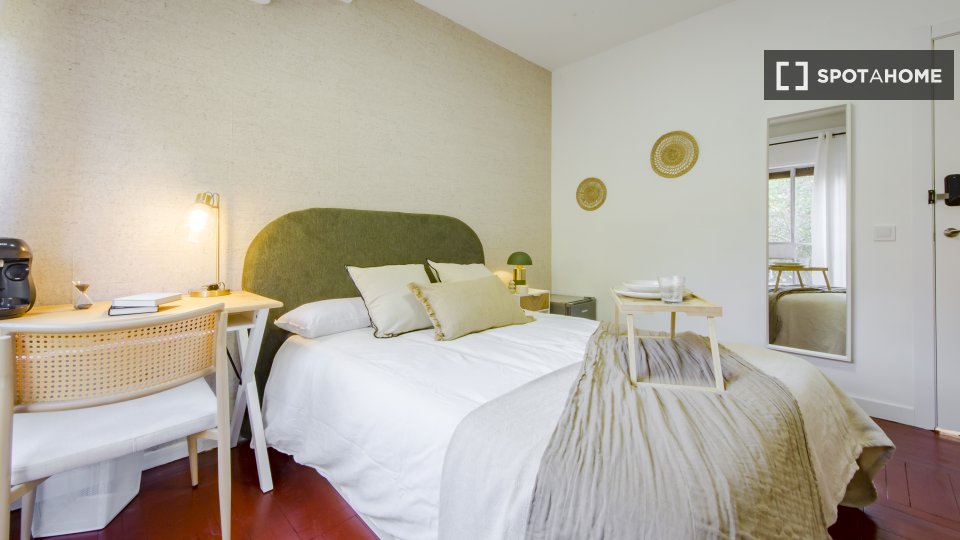 Camera in un appartamento condiviso con 7 camere da letto a Casa de Campo. - a Madrid