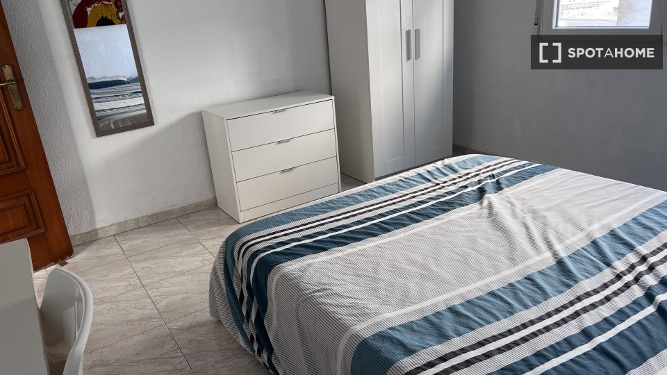 Double room Valencia, 3 beds, 85m² — photo 22