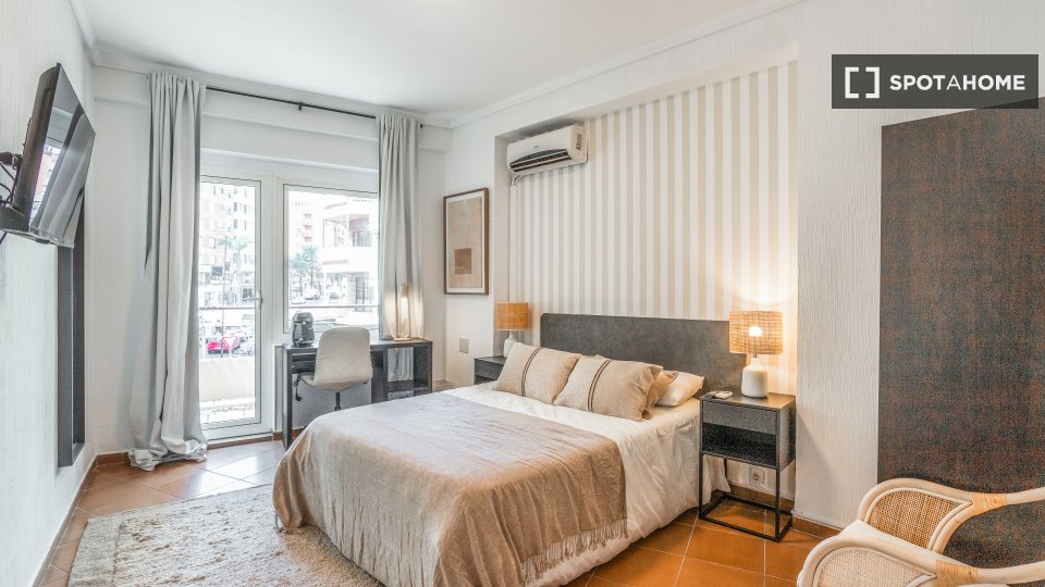 Double room Alicante, 8 beds, 200m² — photo 1