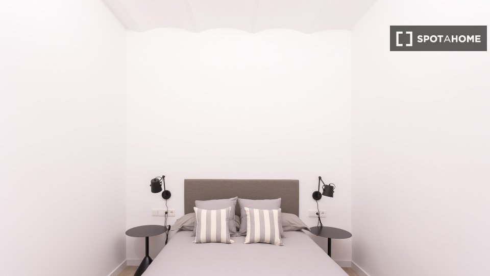 Double room Barcelona, 3 beds, 68m² — photo 2