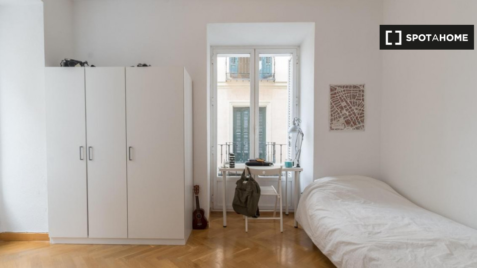 Double room Madrid, 7 beds, 125m² — photo 1