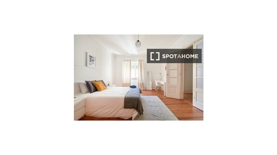 Double room Lisbon, 5 beds — photo 11