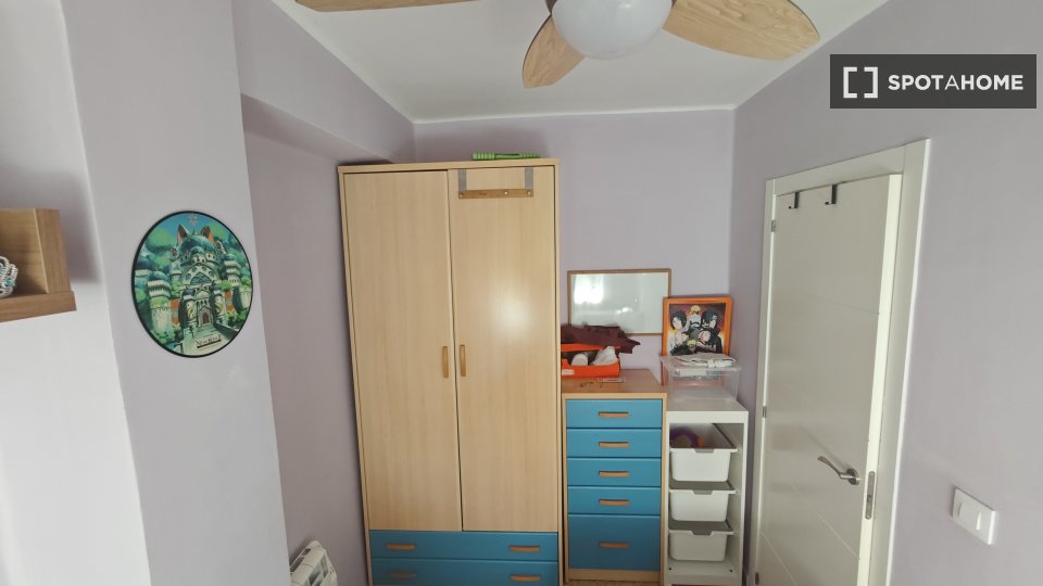 Habitación en piso de 3 dormitorios en alquiler en Benicalap, Valencia.
