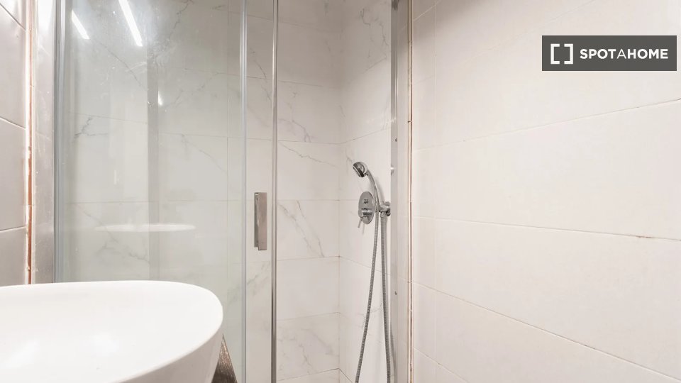 Double room Lisbon, 4 beds — photo 8