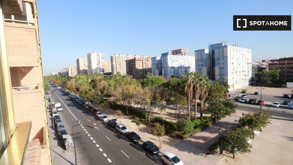 Double room Valencia, 3 beds, 120m² — photo 6