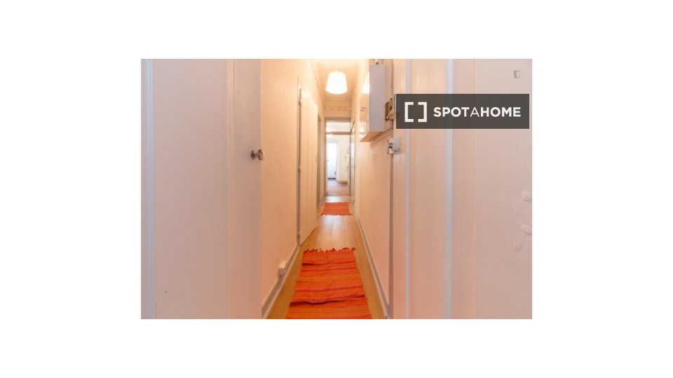 Double room Lisbon, 3 beds, 70m² — photo 14
