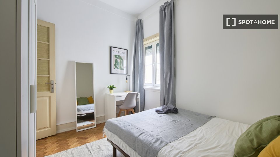 Double room Lisbon, 5 beds — photo 13