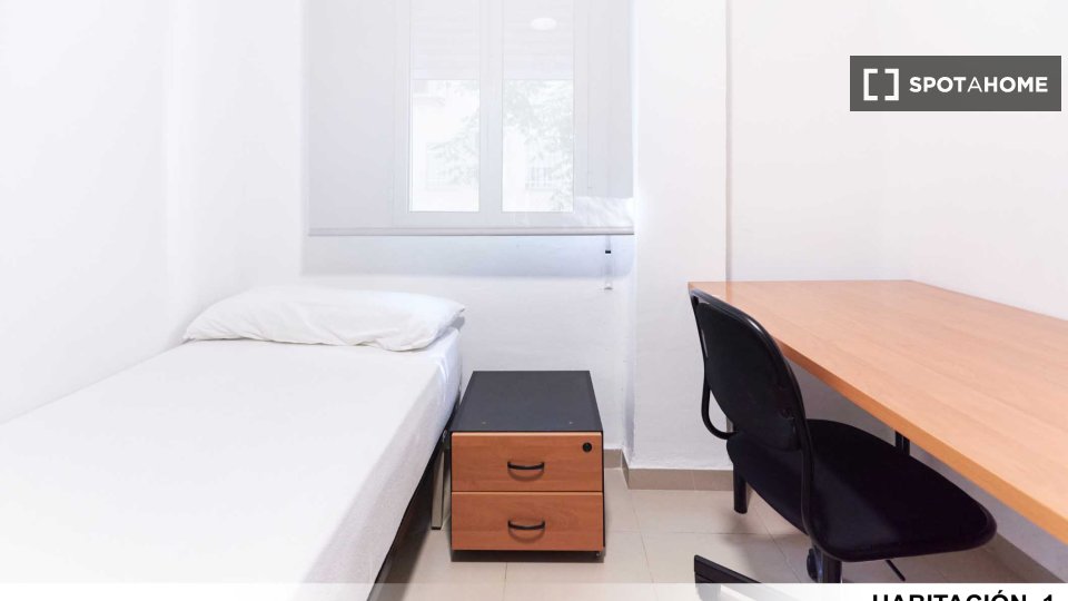 Double room Seville, 3 beds — photo 28