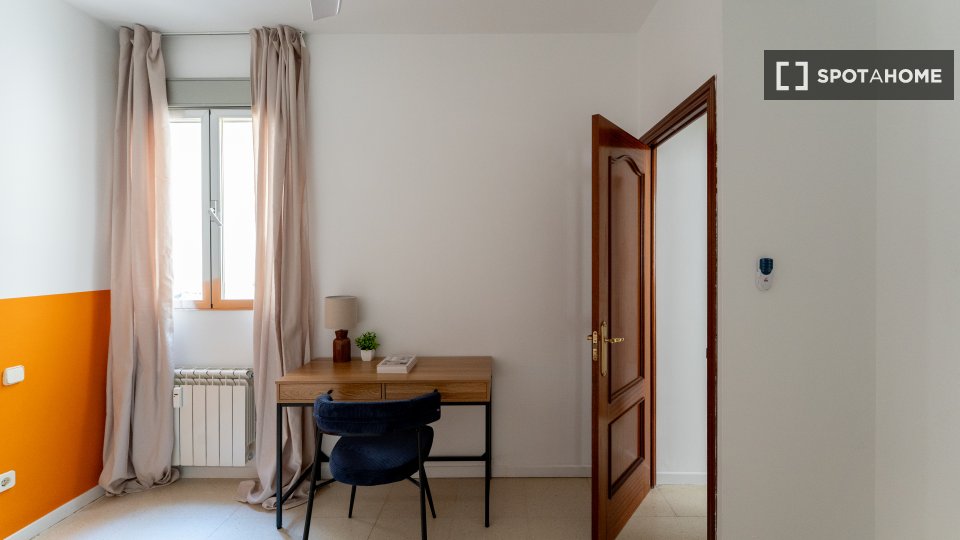 Double room Madrid, 3 beds — photo 18