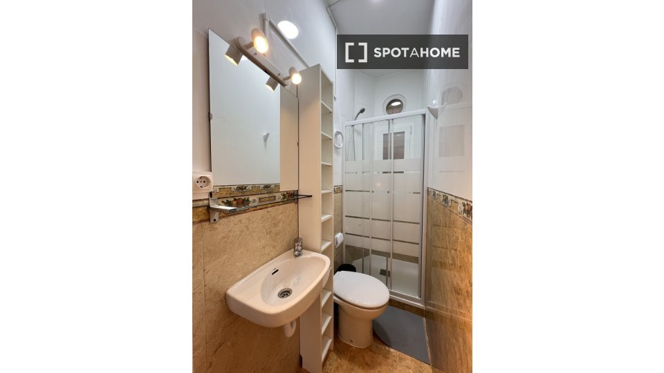 Double room Madrid, 6 beds — photo 17