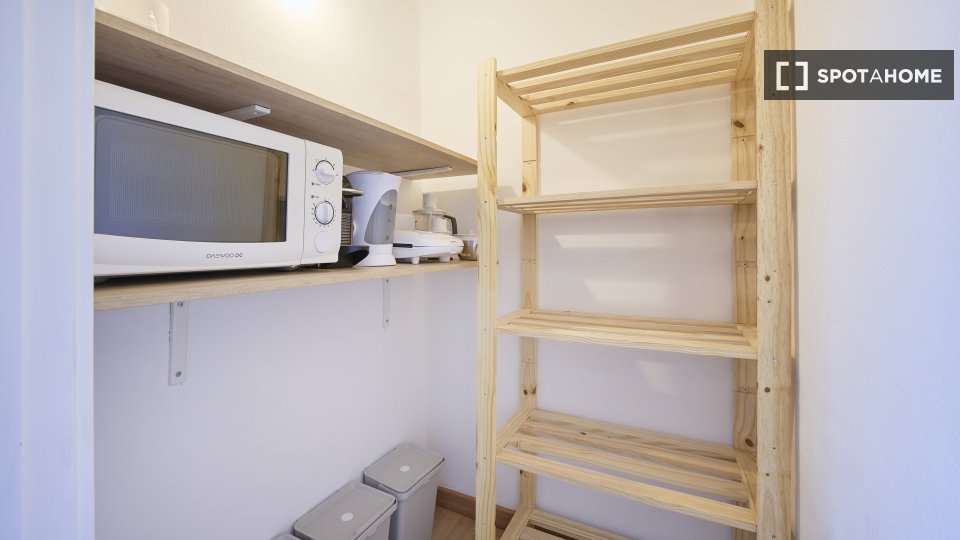 Double room Lisbon, 3 beds — photo 19