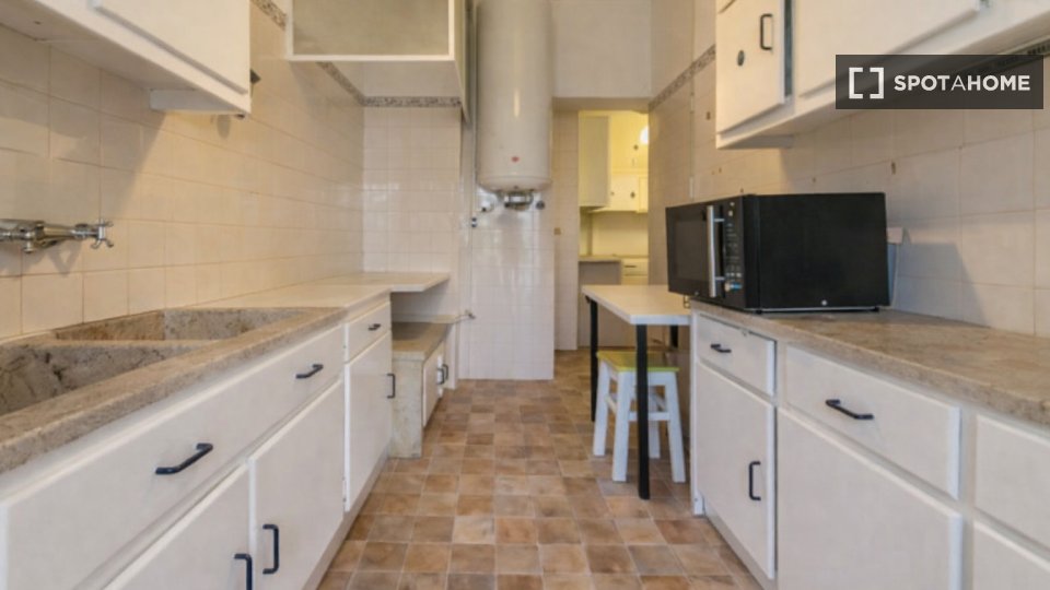 Double room Lisbon, 6 beds — photo 33