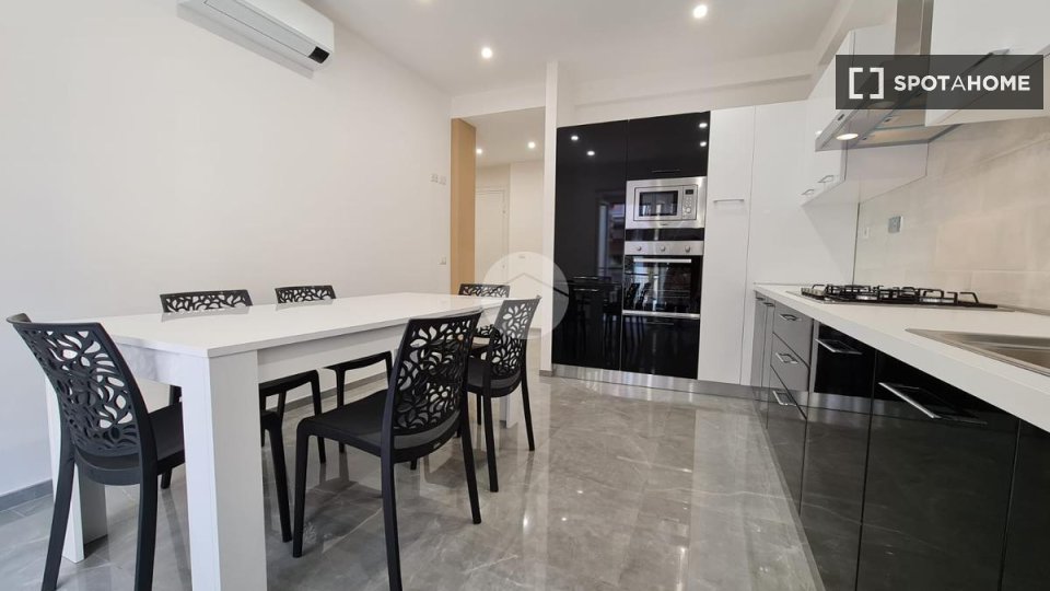 Double room Rome, 3 beds, 86m² — photo 9