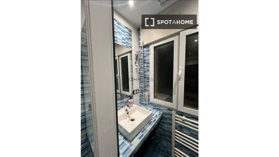Double room Madrid, 1 bed, 90m² — photo 5