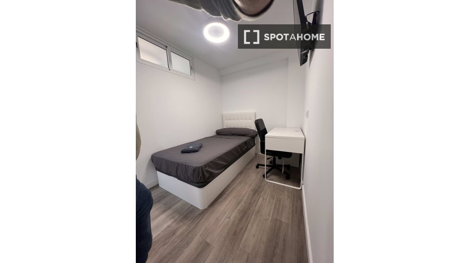 Double room Valencia, 5 beds, 100m² — photo 10