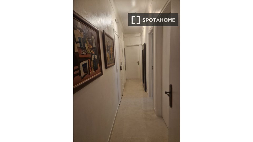 Double room Lisbon, 3 beds — photo 16