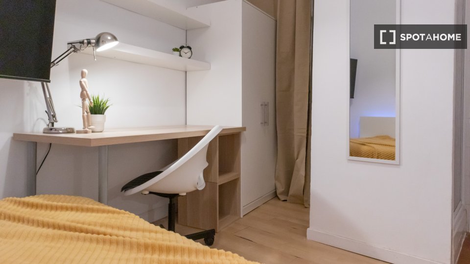 Habitación en piso compartido de 8 camas, Justicia, Madrid.