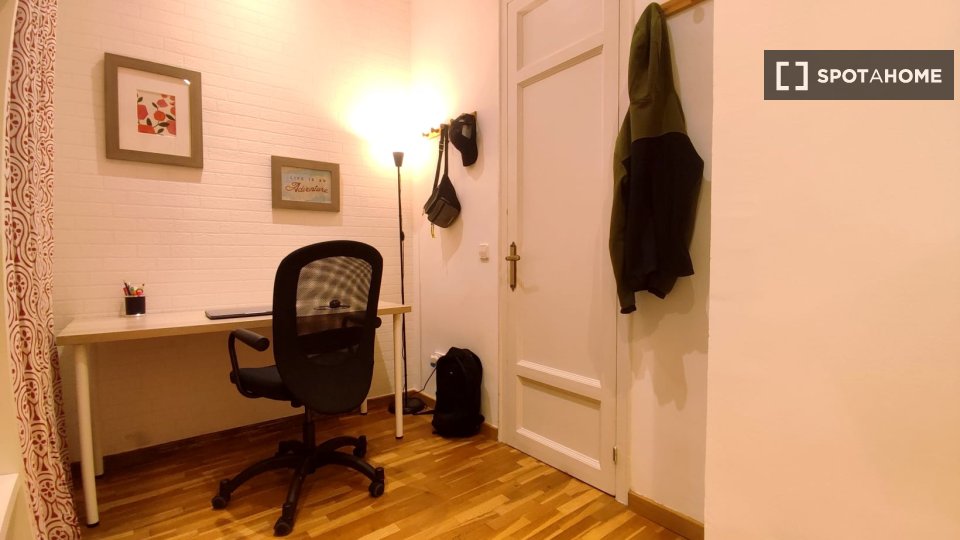 Double room Barcelona, 3 beds — photo 21
