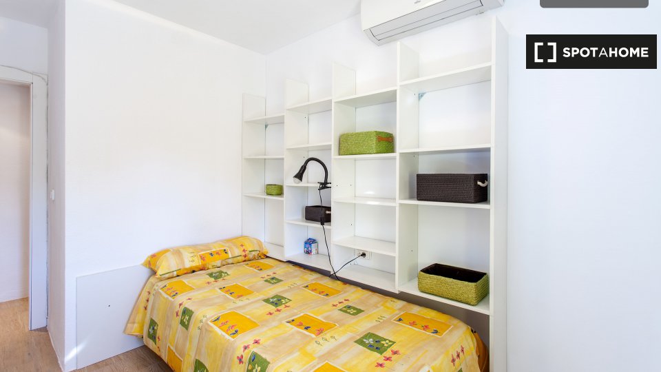 Double room Valencia, 3 beds, 90m² — photo 1