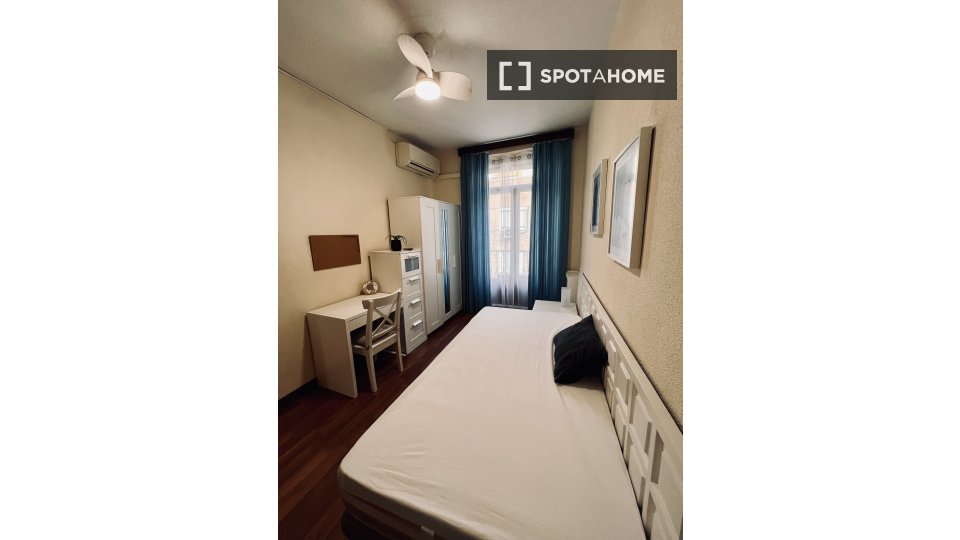 Habitación en piso compartido en madrid.