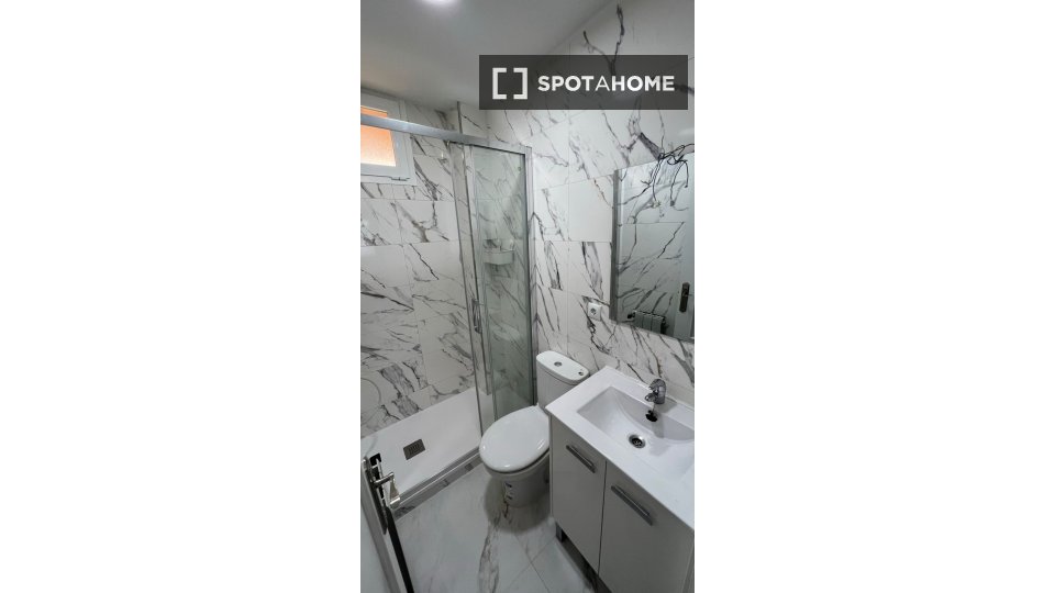 Double room Madrid, 4 beds — photo 10