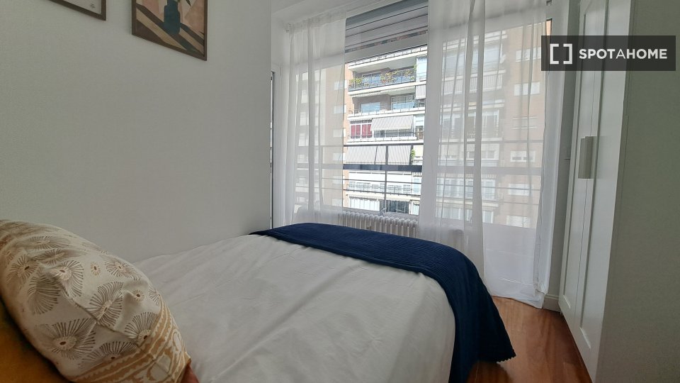 Double room Madrid, 14 beds, 200m² — photo 2