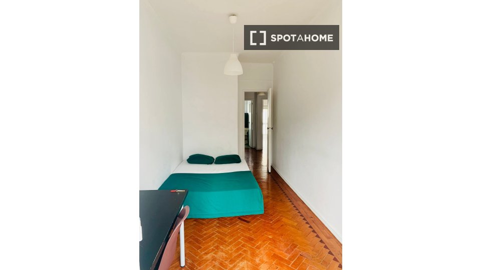 Double room Lisbon, 3 beds — photo 29