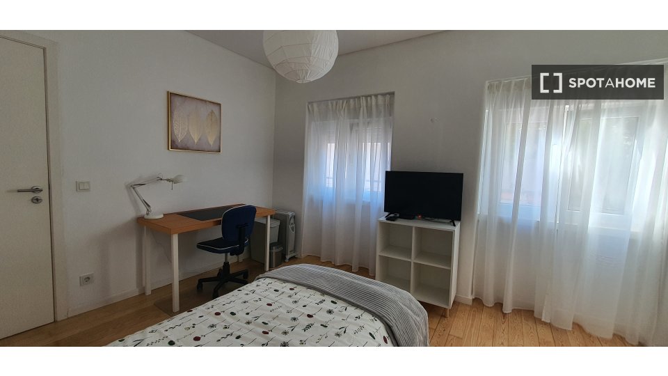 Double room Lisbon, 3 beds, 75m² — photo 10