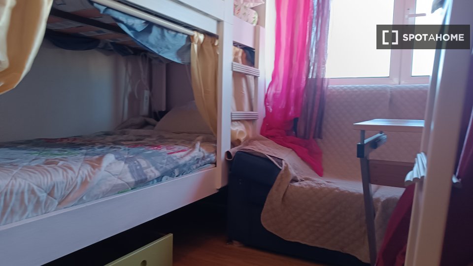 Double room Lisbon, 3 beds, 90m² — photo 10