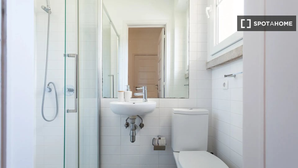 Double room Lisbon, 6 beds — photo 14