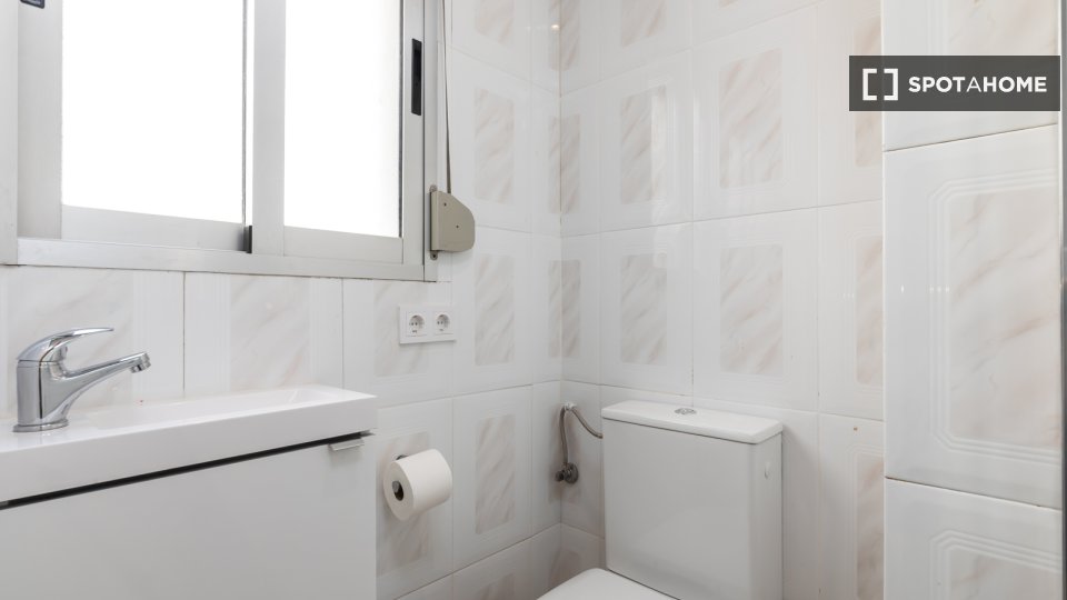 Double room Valencia, 1 bed, 100m² — photo 12