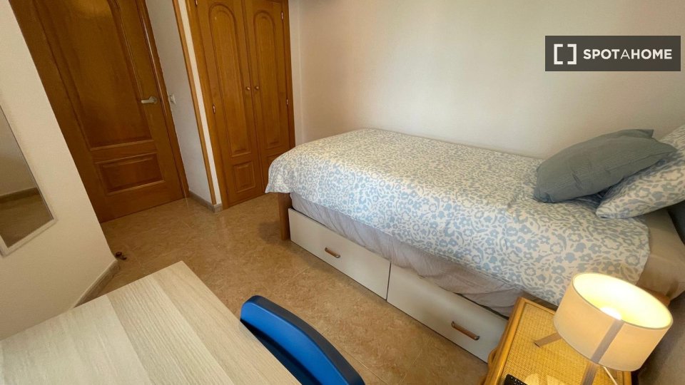 Double room Madrid, 3 beds — photo 13
